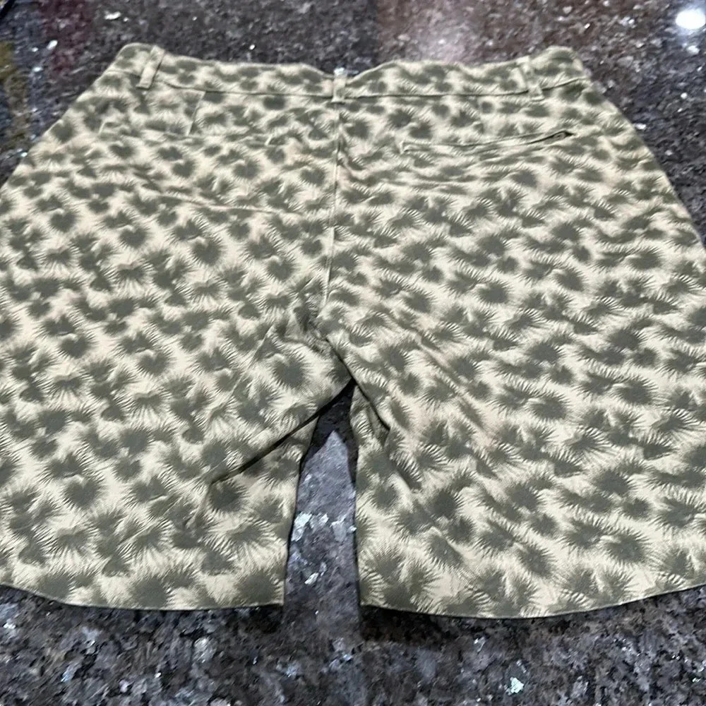 DKNY men’s patterned shorts - Picture 8 of 9